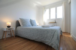 Disponible - lacolline-ponthebert,com - Appartement Entier Rénové -Grand Parking gratuit, Tout équipé, Confortable, Netflix et Amazon Prime Gratuits et Illimités, Matelas Emma, Lave Linge, Vue sur la 